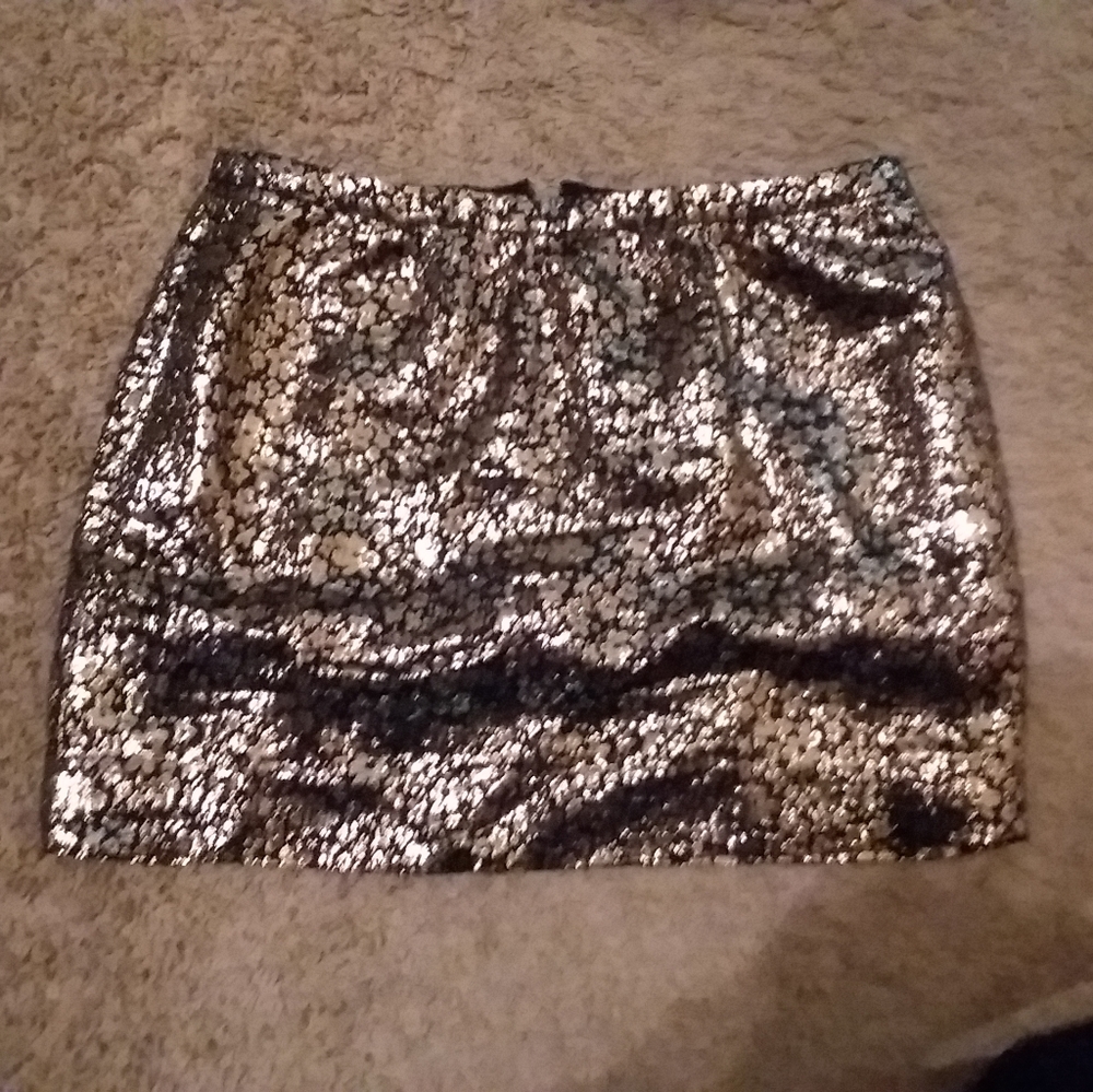 Short gold threaded skirt